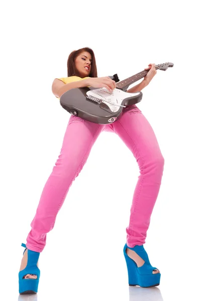 Παθιασμένη νεαρή γυναίκα κιθαρίστας παίζει — Φωτογραφία Αρχείου