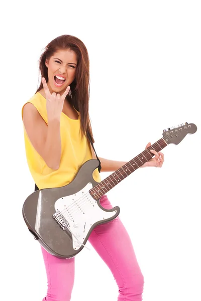 열정적인 젊은 여자 기타리스트 연주 — 스톡 사진