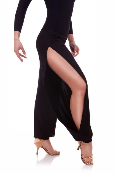 Pernas de uma jovem dançarina de salsa — Fotografia de Stock