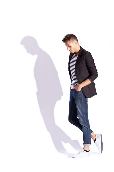 ファッションの若い男の側面図 — ストック写真