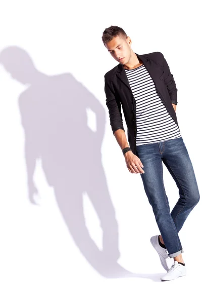 Joven hombre de moda en camisa, abrigo y jeans —  Fotos de Stock
