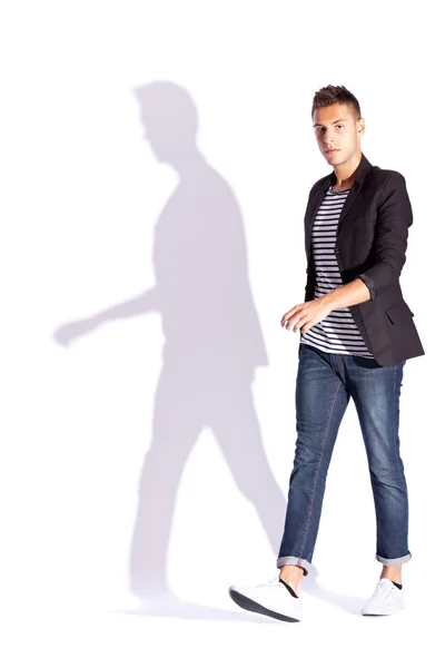 カジュアルなファッションの若い人間の歩行の側面図 — ストック写真