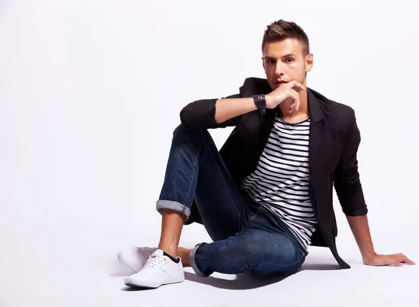 Cool moda modelo masculino sentado — Fotografia de Stock