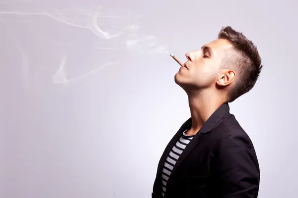 Hombre de moda casual fumando un cigarro — Foto de Stock