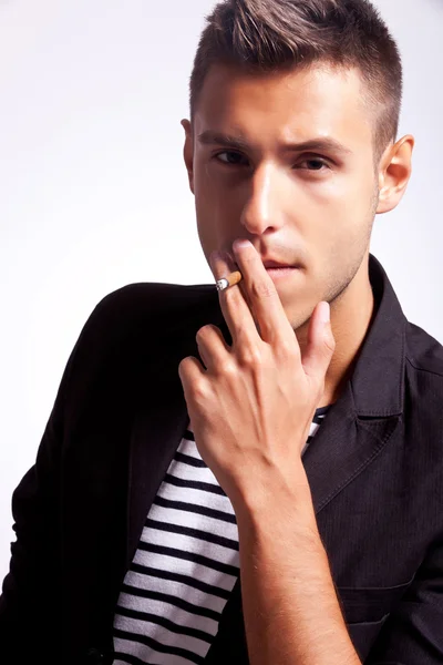 Uomo fumare sigaretta — Foto Stock