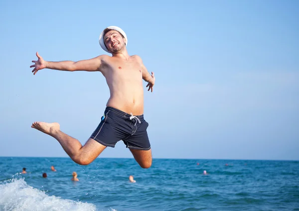 Homem pulando de alegria na praia — Fotografia de Stock