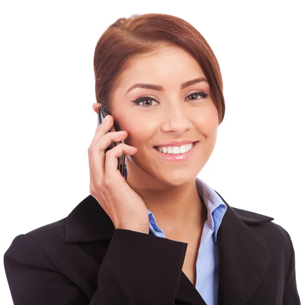 Счастливая деловая женщина говорит по телефону — стоковое фото