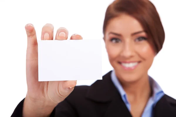 ビジネスの女性の彼女の訪問カードを提示します。 — ストック写真