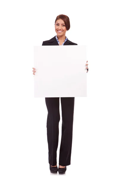 Γυναίκα των επιχειρήσεων δείχνει έναν κενό πίνακα — Φωτογραφία Αρχείου