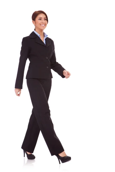 Biznes kobieta spaceru — Zdjęcie stockowe