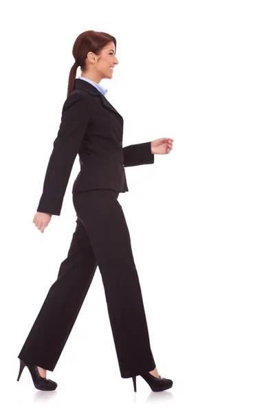Vista lateral de uma jovem mulher de negócios andando — Fotografia de Stock