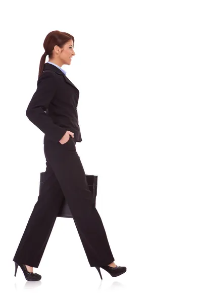ブリーフケースと歩くビジネス女性 — ストック写真