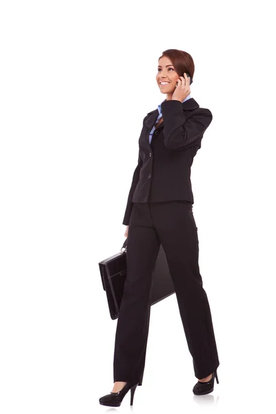 Caminando mujer de negocios en el teléfono — Foto de Stock