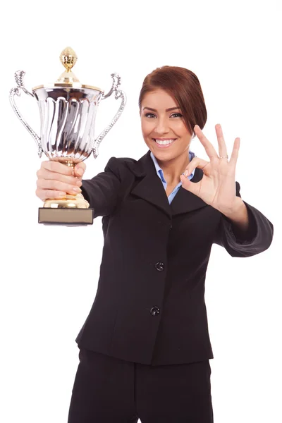 Деловая женщина с трофеем сделать хорошо жест — стоковое фото