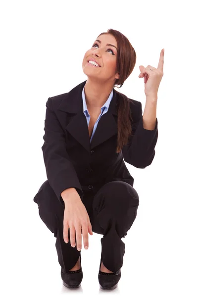 Affärskvinna står nere och pekar uppåt — Stockfoto