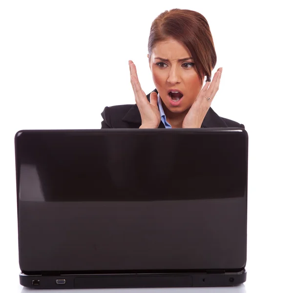 Affärskvinna läsa dåliga nyheter på laptop — Stockfoto