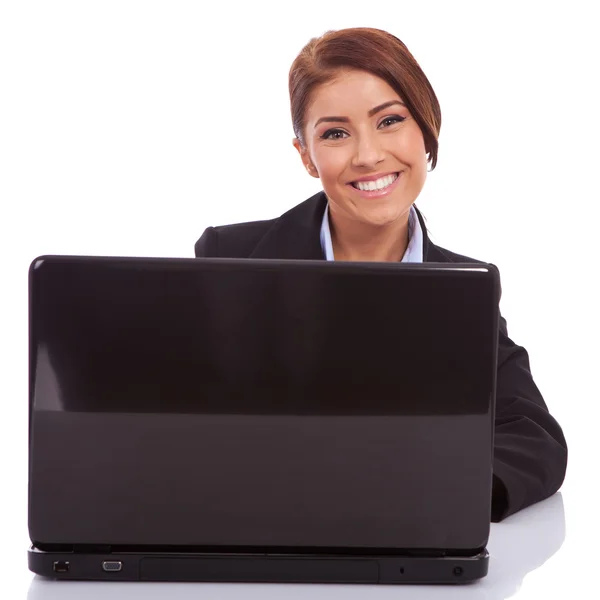 Lächelnde junge Geschäftsfrau mit Laptop — Stockfoto