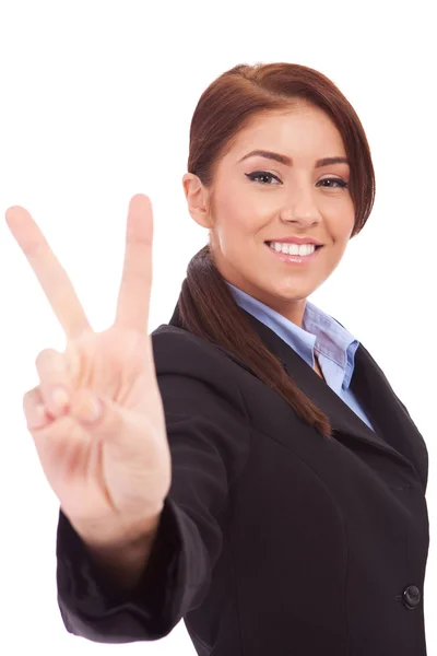 Mulher de negócios mostrando sinal de vitória — Fotografia de Stock