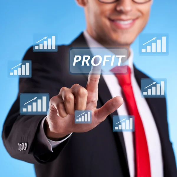 Uomo d'affari mano premendo pulsante di profitto — Foto Stock