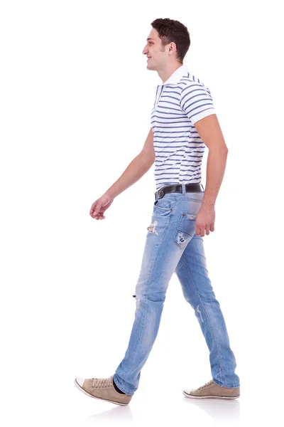 Vista lateral de un hombre de la moda caminando hacia adelante — Foto de Stock