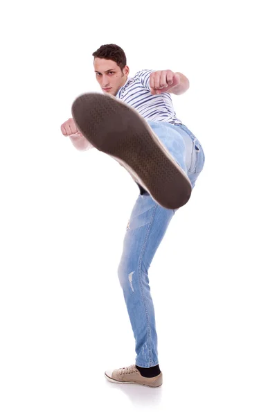 カジュアルな若者を蹴る — ストック写真
