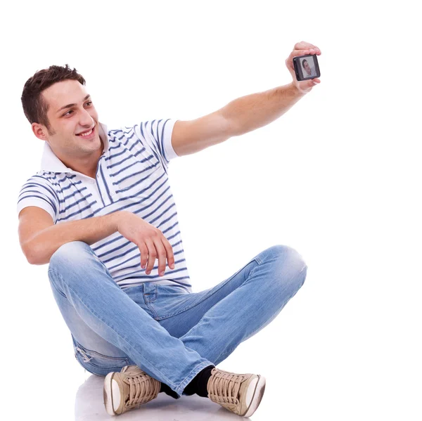 Чоловік фотографує себе з телефоном — стокове фото