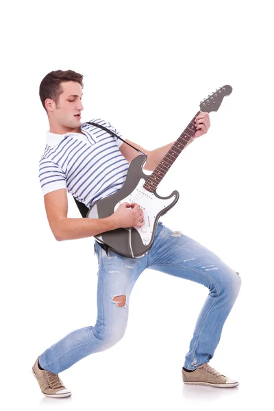 若い男がギターを弾いて — ストック写真