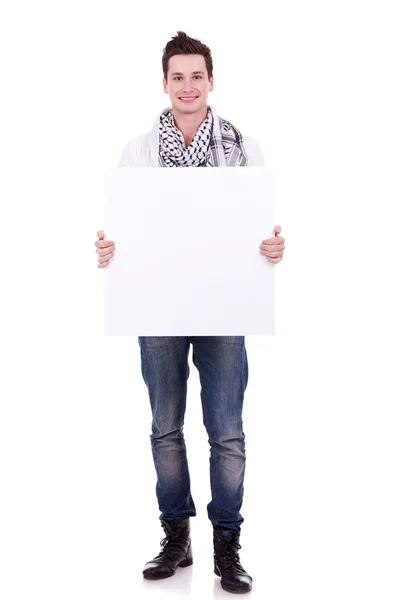 Hombre casual mostrando un anuncio de banner — Foto de Stock
