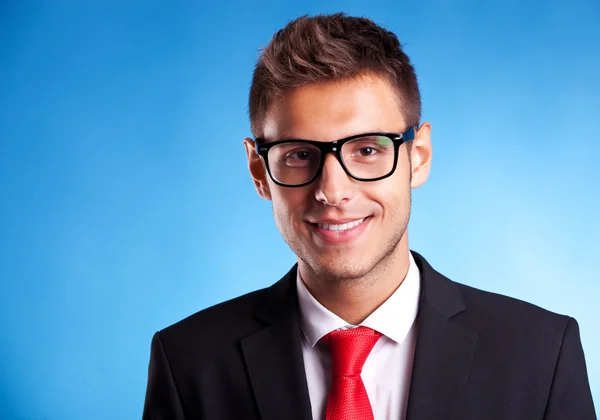 Obchodní muž s brýlemi, s úsměvem — Stock fotografie