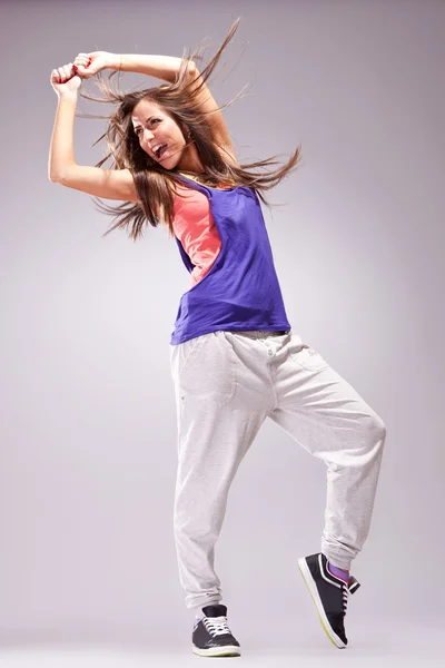 Bailarina de estilo moderno posando y gritando — Foto de Stock