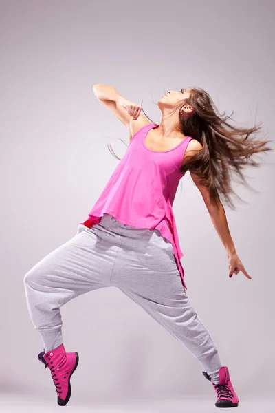 Fiatal nő táncos pózol — Stock Fotó