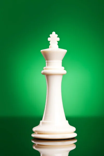 緑色の背景で白のキング — ストック写真