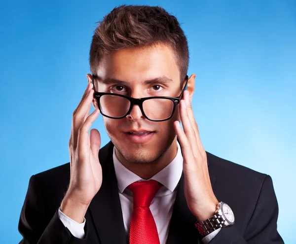 Jovem homem de negócios com óculos nerd — Fotografia de Stock