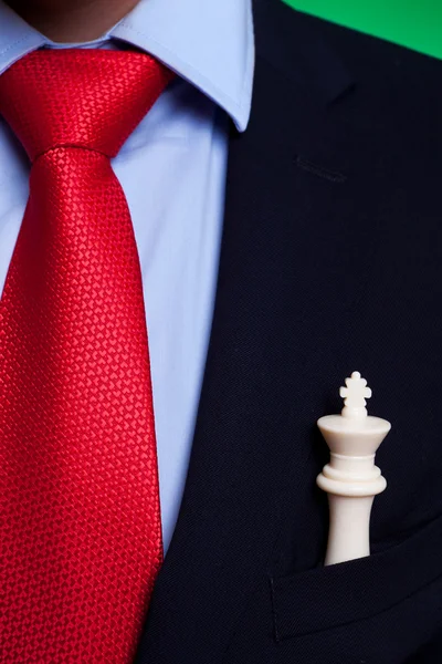 Rei de xadrez no bolso de um homem de negócios — Fotografia de Stock
