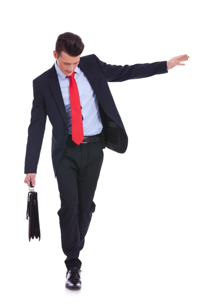 Ο άνθρωπος των επιχειρήσεων με αργό περπάτημα με φόβο από την πτώση — Φωτογραφία Αρχείου