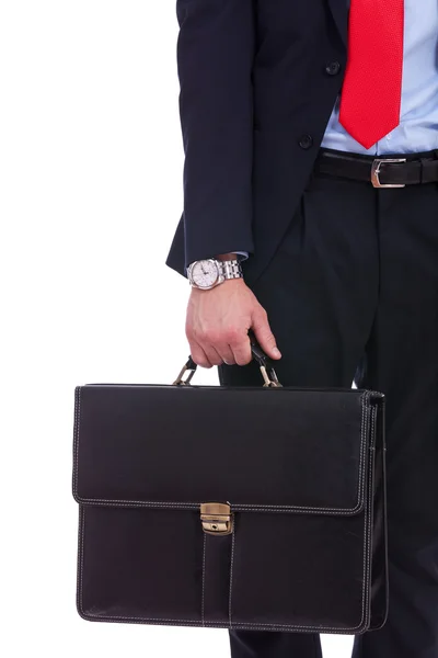 Ділова людина в чорному костюмі рука тримає портфель — стокове фото
