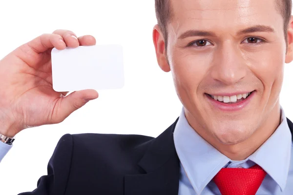 Hombre de negocios mostrando una tarjeta de visita en blanco —  Fotos de Stock