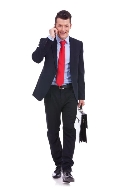 手提箱走路和说话在电话上商务男人 — 图库照片