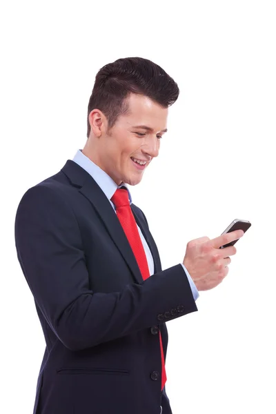 Homme d'affaires lisant un SMS sur téléphone portable — Photo