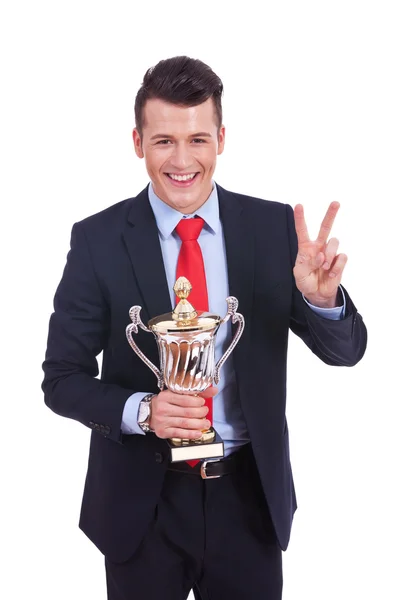 Giovane uomo d'affari che vince un grande trofeo — Foto Stock