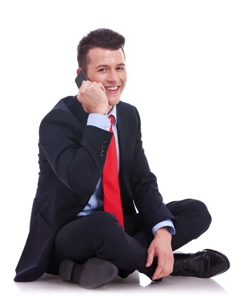 Homem de negócios sentado falando ao telefone — Fotografia de Stock