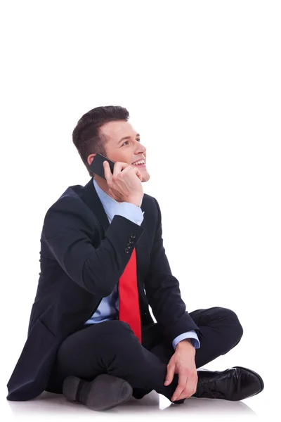 Jovem empresário sentado falando ao telefone — Fotografia de Stock