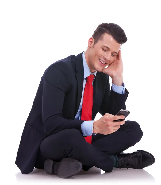 Hombre de negocios que envía o lee un mensaje de texto — Foto de Stock