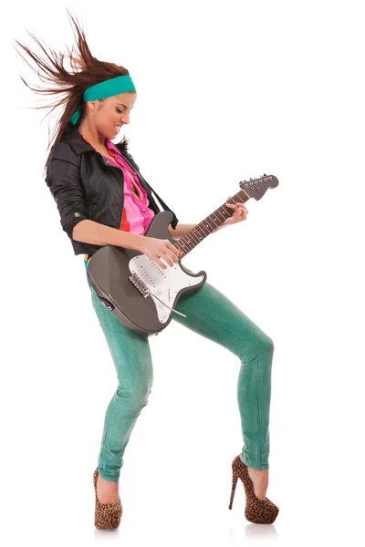 Mulher guitarrista tocando rock and roll — Fotografia de Stock