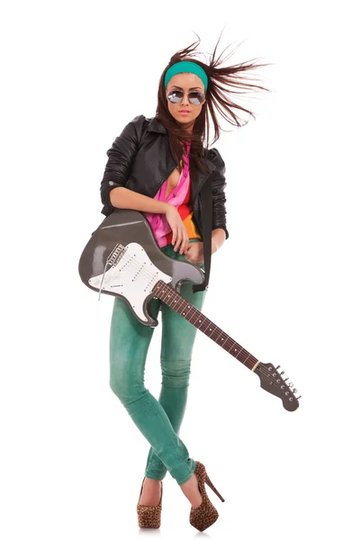Entspanntes Rock and Roll Babe mit windigen Haaren — Stockfoto