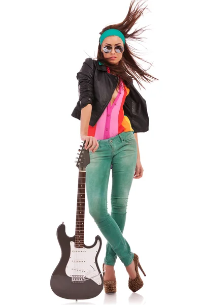 Heiße Rock 'n "Roll-Frau mit E-Gitarre — Stockfoto