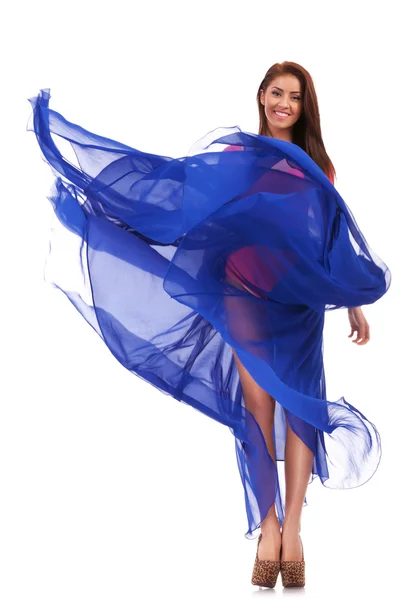 Joyeux jeune femme en robe longue ondulée bleue — Photo