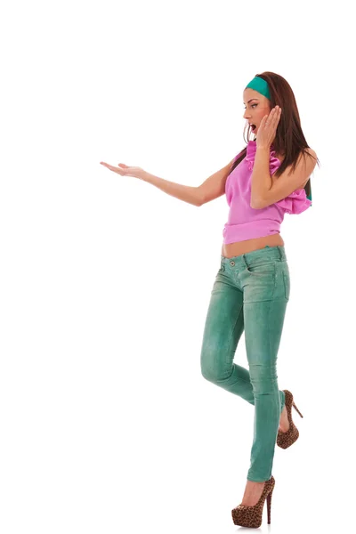 Jonge vrouw in jeans en hoge hakken schoenen presenteren — Stockfoto