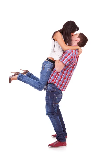 Jovem mulher nos braços do namorado beijando-o — Fotografia de Stock