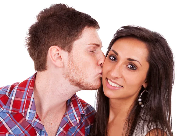 Jonge man zijn vriendin kussen op de Wang — Stockfoto